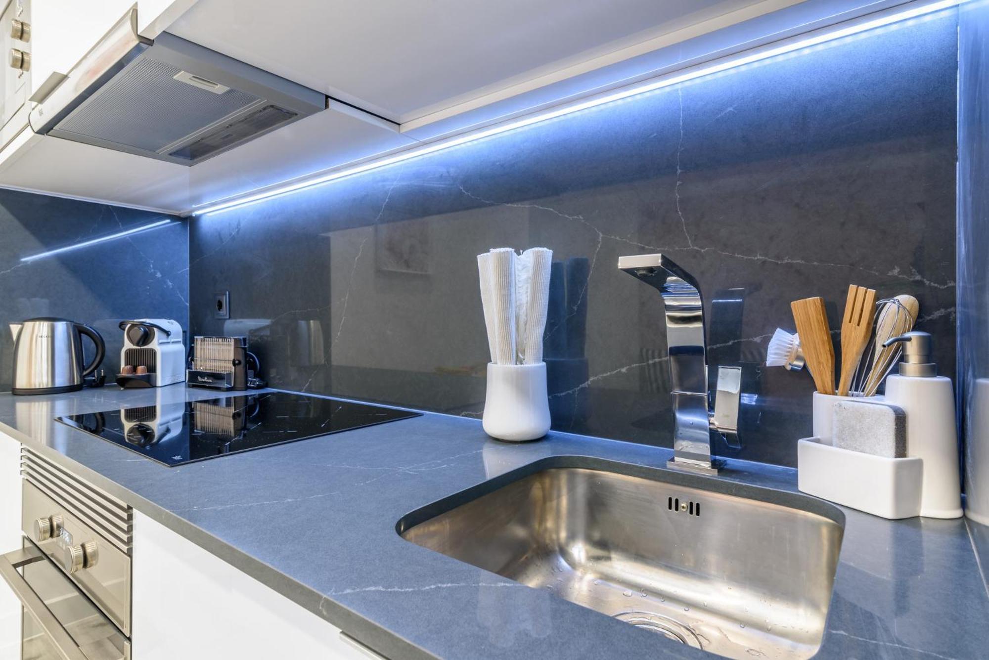 Whome City Chic Escape: Your Stylish Haven In Downtown Lisbon Exterior photo