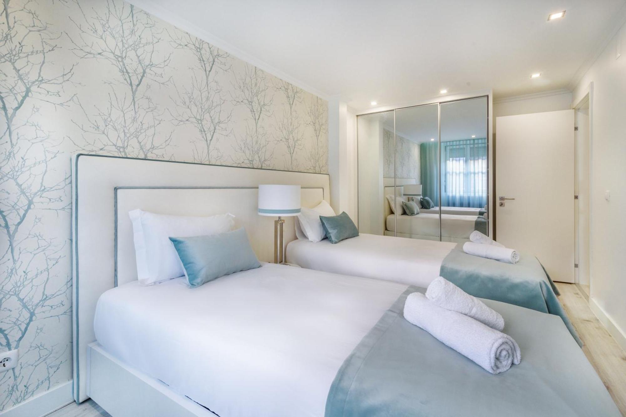 Whome City Chic Escape: Your Stylish Haven In Downtown Lisbon Exterior photo