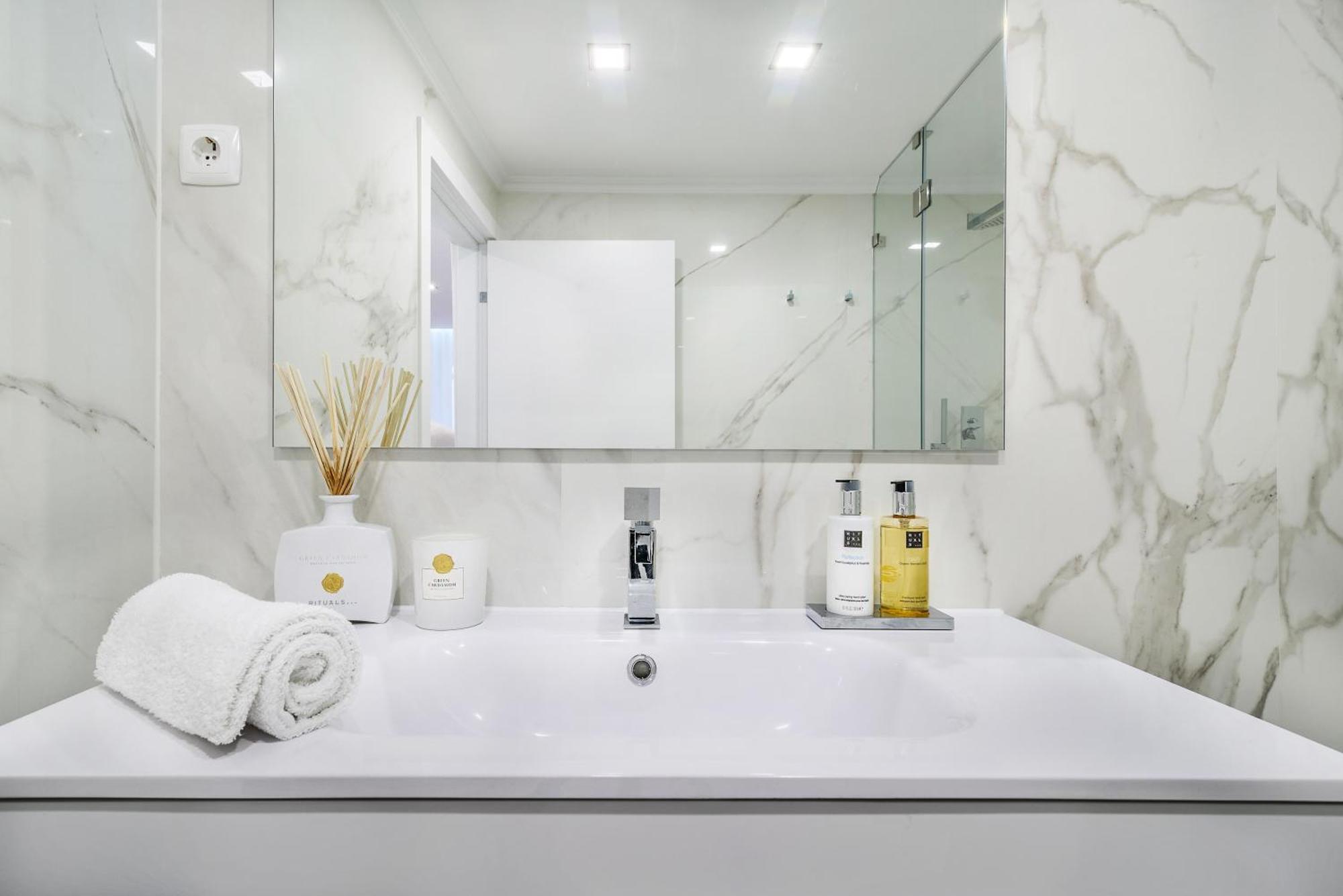 Whome City Chic Escape: Your Stylish Haven In Downtown Lisbon Exterior photo