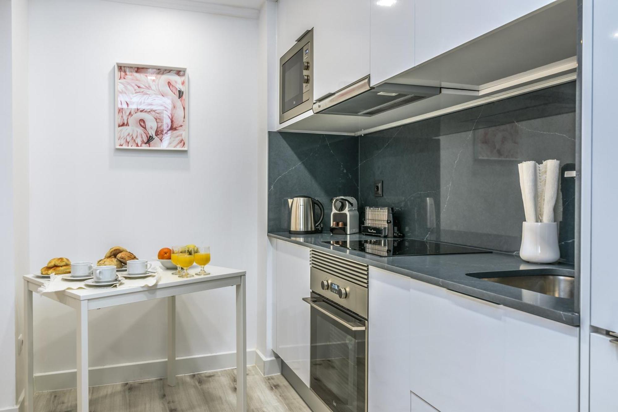 Whome City Chic Escape: Your Stylish Haven In Downtown Lisbon Exterior photo