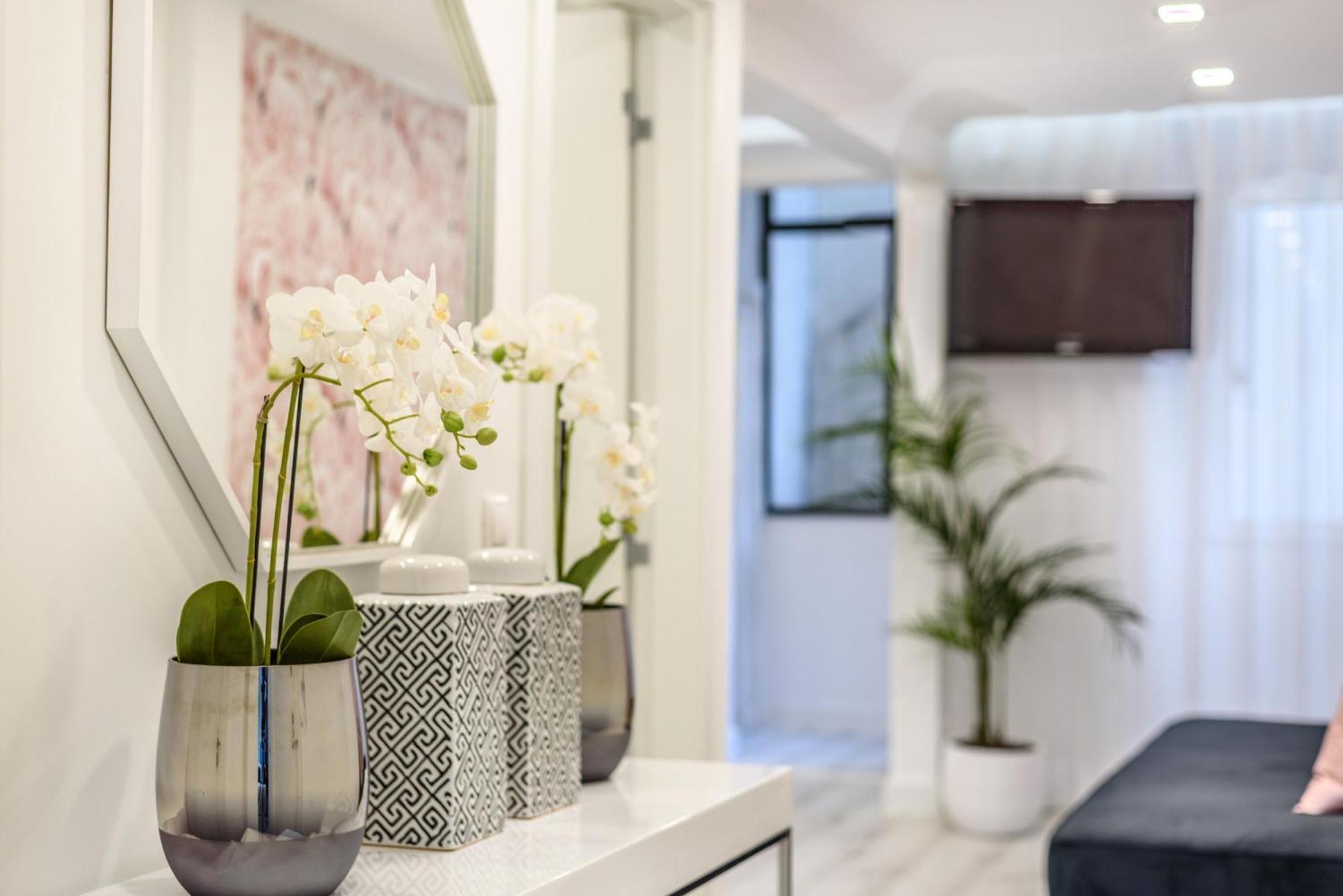 Whome City Chic Escape: Your Stylish Haven In Downtown Lisbon Exterior photo