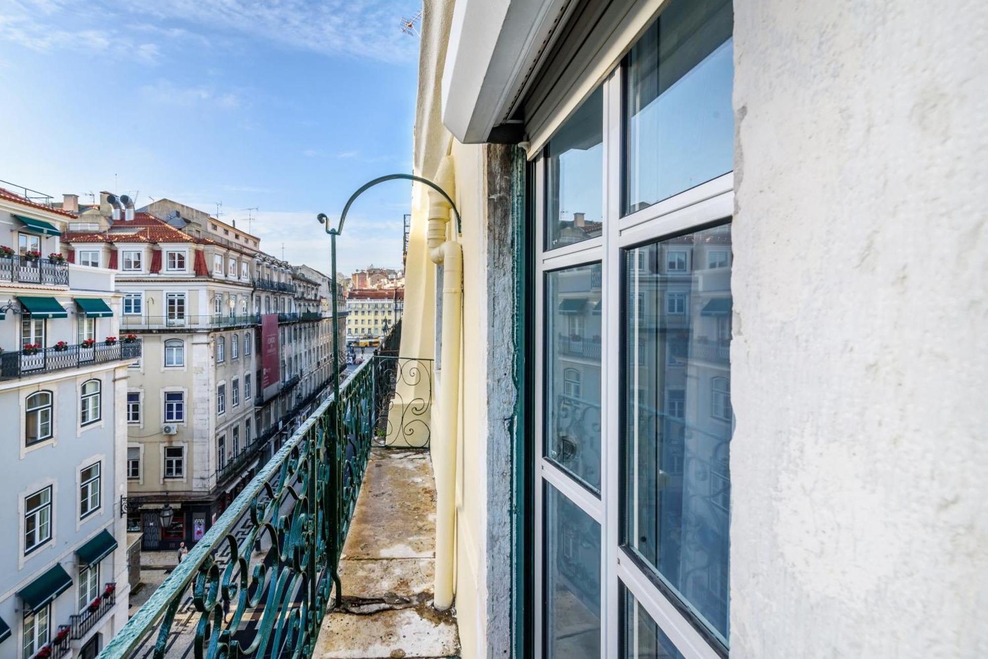 Whome City Chic Escape: Your Stylish Haven In Downtown Lisbon Exterior photo