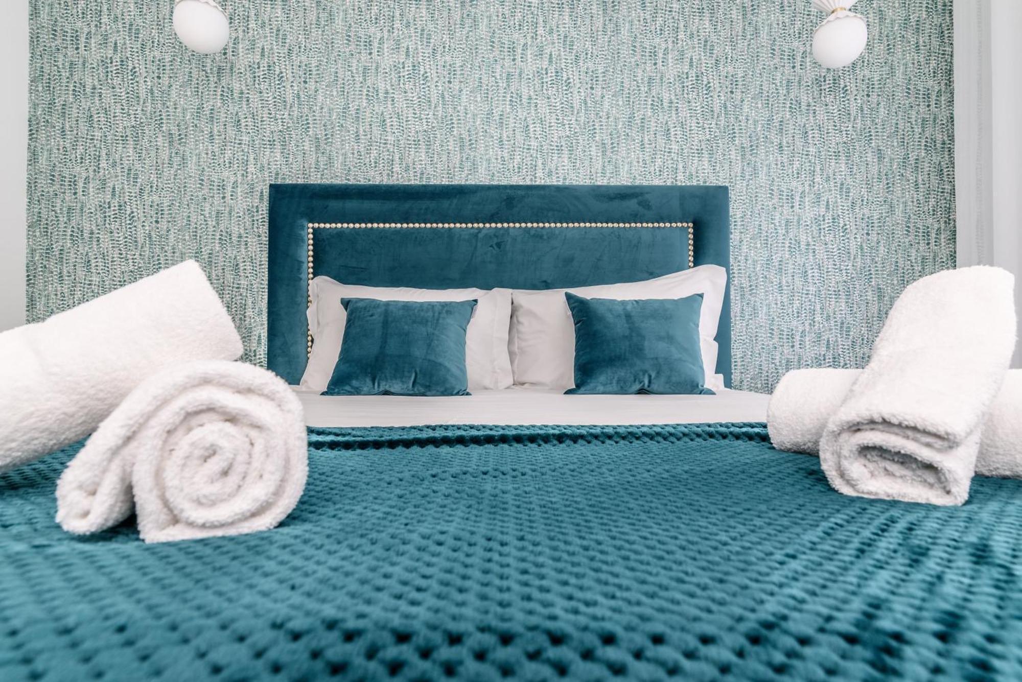 Whome City Chic Escape: Your Stylish Haven In Downtown Lisbon Exterior photo